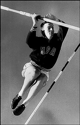 Bob Mathias 1952 Olympics - wierd technique.jpg